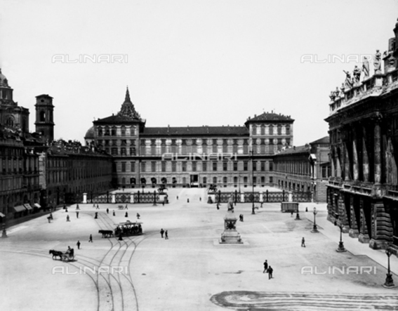 Torino. Piazza Castello, con Palazzo Reale e Palazzo Madama