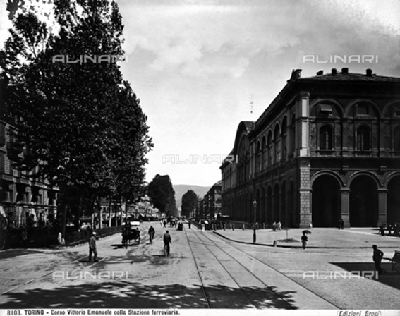 Torino. Viale del Re (corso Vittorio Emanuele II) e Stazione di Porta Nuova